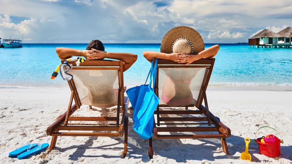 Zwei Personen im Liegestuhl mit Blick auf das Meer